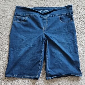 16W Gloria Vanderbilt Stretch Pull On Shorts